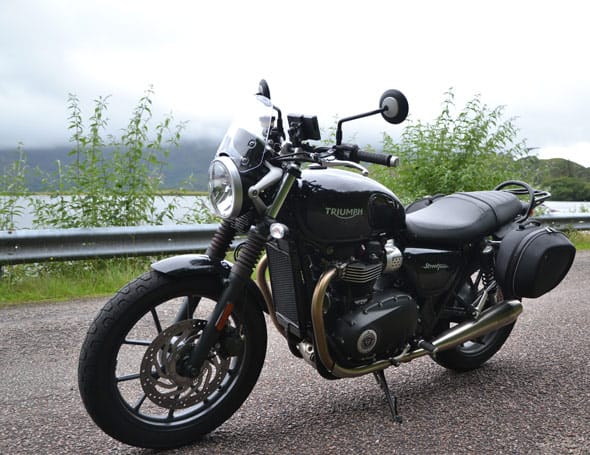 de street twin op de oever van loch morar